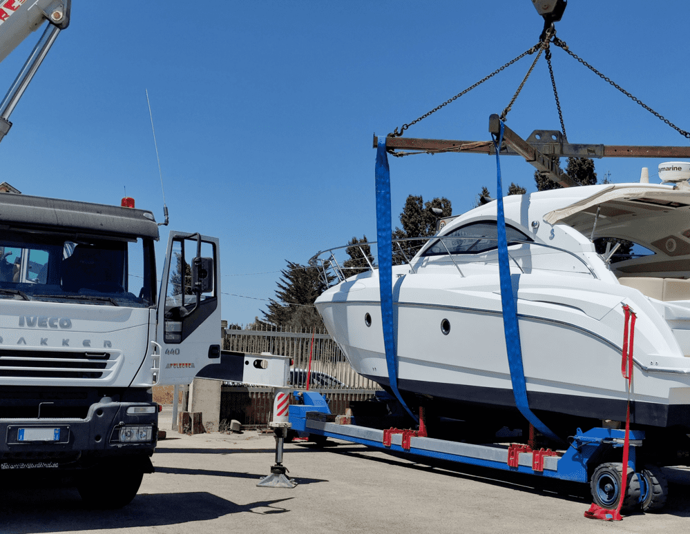 Barca posizionata sul carrellone motorizzato in arrivo al cantiere