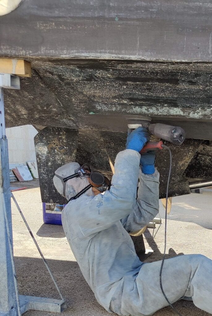 Lavorazione carena e antivegetativo a pennello