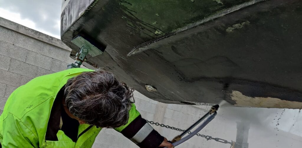 Sabbiatura e trattamento antiosmosi su scafo in vetroresina